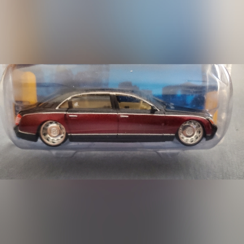 Hot Wheels Maybach 62 Dropstars Collectible Car Phat Lip Wheels Dk Blue/Burgundy